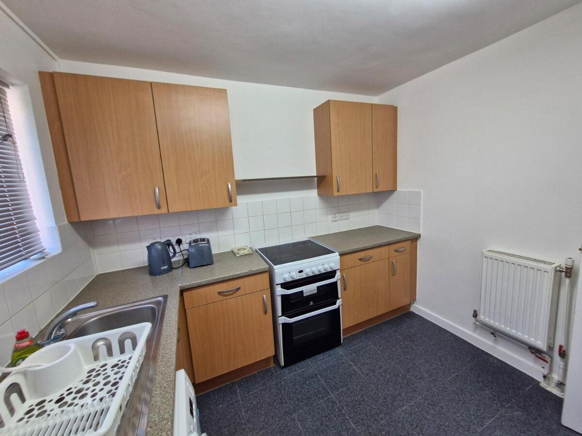 Apartment Flat In Of - E1 *